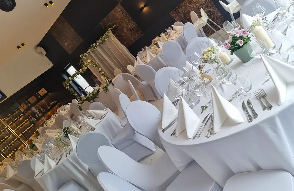 Tables dressées pour un mariage à l'Alexandrin